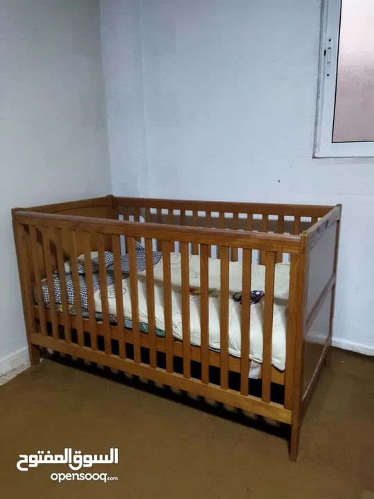 سرير اطفال ماركة  Mothercare  صناعة بريطانيه    أبعاده  140 *70*88
