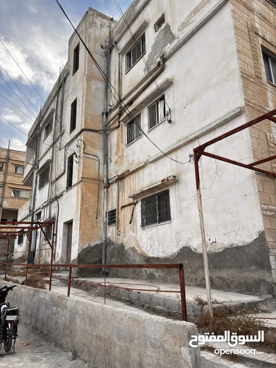 عماره ثلاث طوابق + حوش كبير + بئر ماء  حي الحسين مقابل مدارس ارض العز بالقرب من مخابز يوسف فرح