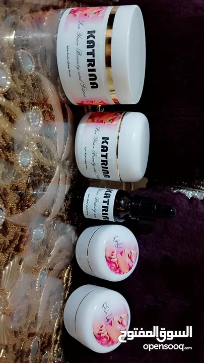 بكج تفتيح البشره والتخلص من الهالات والزوان والتجاعيد يعمل على تعبئة الخطوط الرفيعه واخفاؤها