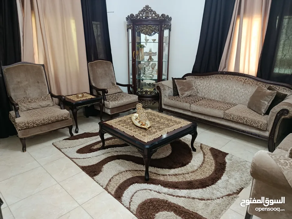 غرفه ضيوف جديده بحالة الوكاله و مميزه ...  لون رائع و خشب ثقيل  .... بسعر لقطه