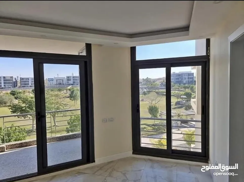 شقة للبيع بجوار سيتي سنتر الماظة في تاج سيتي علي طريق السويس - Taj City New Cairo