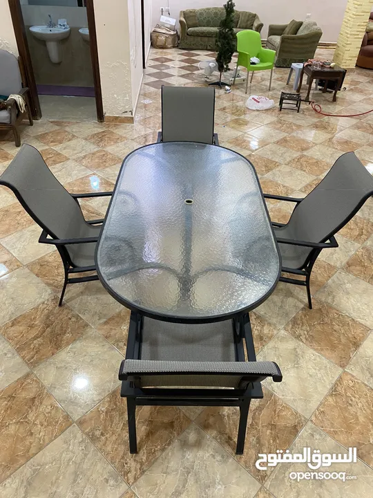 طاولة قزاز خارجية مع اربع كراسي