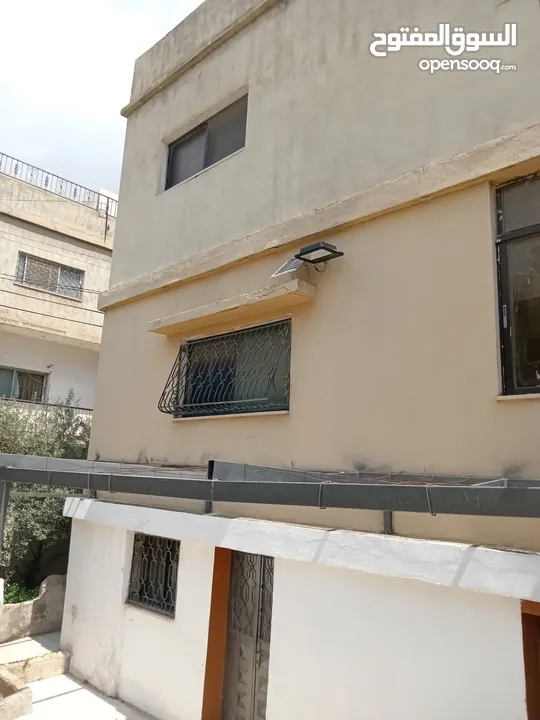 منزل كامل للبيع في جرش منطقة الجبارات مطل على شارعين قريب من مطعم وسوبر ماركت الوادي الأخضر