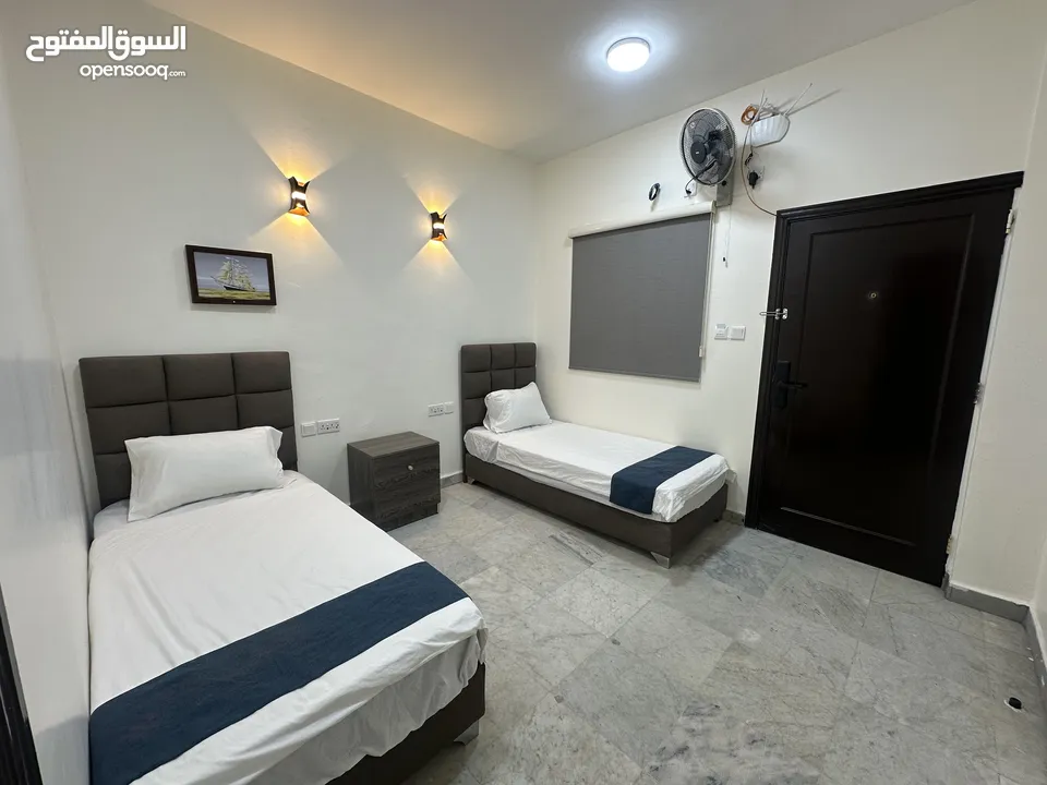 غرف وشقق فندقية نظيفة على البحر وبجانب السوق، موقع ممتاز، مطاعم، موقف عام، بلكونات، انترنت، مكيفات.