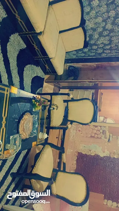 للبيع طقم كنب خشب زان بحاله ممتازه جدا الموقع اربد مع طولات للبيع المستعجل جدا  الرقم موجود