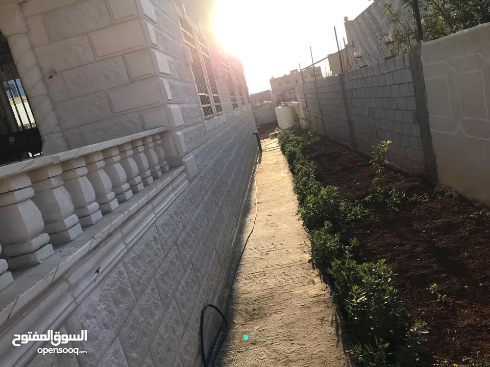 منزل مستقل شبه فيلا اربع واجهات حجر قريب من الشارع الرئيسي