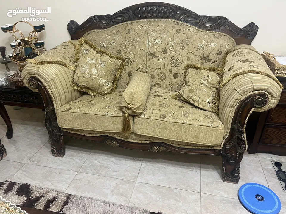 طقم كنب زان مع طاولات وسط