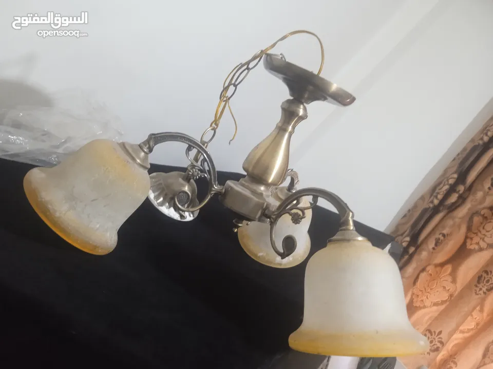 خمسه ثريات وعلى الفحص  الاستفسار الرجاء التواصل على الرقم