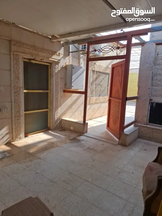 ستوديو خلف الاستراحة