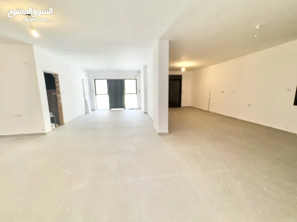 حديقة على مستوى الشارع  ومدخل خاص