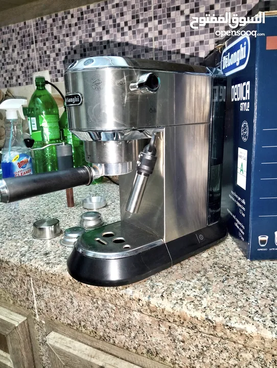 مكينة صنع القهوة من شركة   DELONGHI Dedica  EC685  العالمية في صناعة ماكنات  القهوه شركة ايطاليه