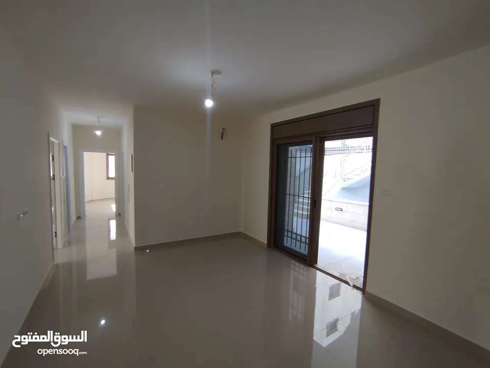 شقه مع حديقه للبيع