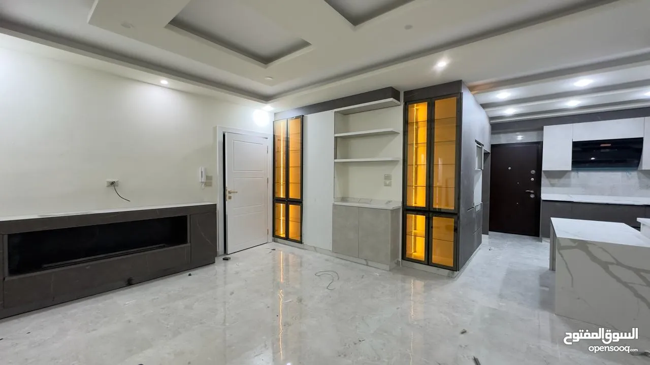 شقة جديدة للبيع تسوية شبه ارضية مطبخ راكب مدخل مستقل مع ساحة شارع البتراء