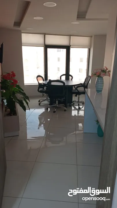 مكتب مميز و مطل للإيجار في منطقة المقابلين مجهز بالكامل