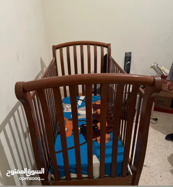 تخت بيبي بحاله الوكاله  بحاله ممتازه    كرسي طعام كرسي سياره ..car seat...بحاله الوكاله...كل الأغراض