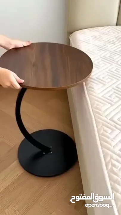 طاولة جانبية مستديرة على شكل حرف C: