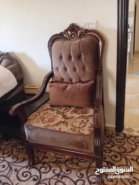 طقم كنب خشب زان مصري 9 مقاعد تفصيل بحاله ممتازه للبيع  + طقم طاولات عدد 3 +سجاده 5×5  + برادي عدد 2