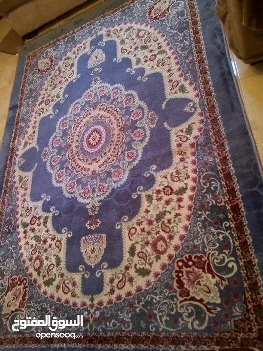 سجاد ازرق اللون مبطن ليكون ضد الانزلاق