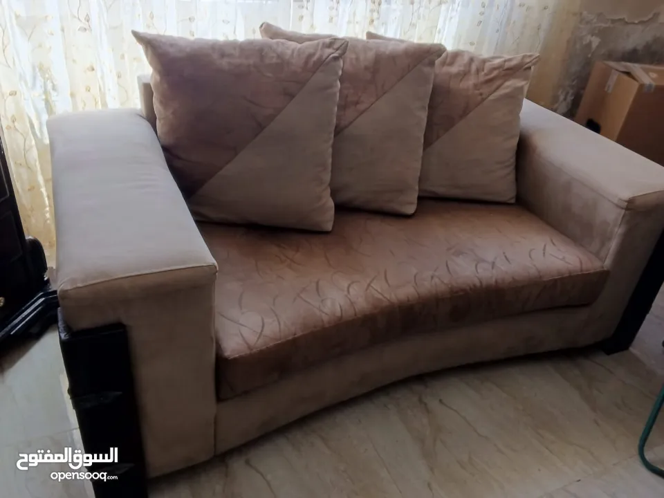 غرفة جلوس وغرفة ضيوف بحالة ممتازه