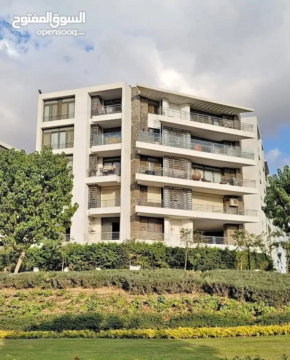 شقة للبيع بجوار سيتي سنتر الماظة في تاج سيتي علي طريق السويس - Taj City New Cairo