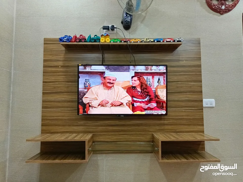ديكور شاشة تلفاز خشب لون مميز