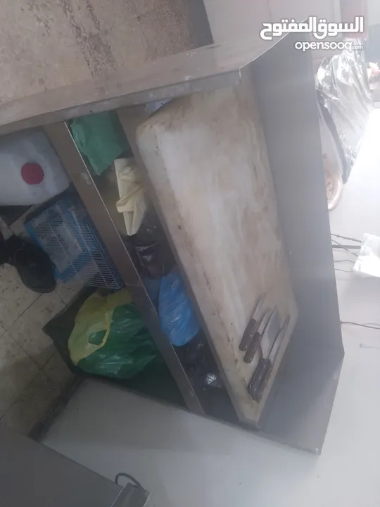 عدة مطعم مستعمل بحاله جيده للبيع بداعي السفر يوجد  متفرقات كثيره جاطات ستيل طناجر صواني ميزان