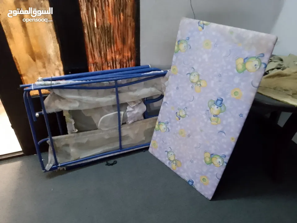 تختين مفرد وسرير اطفال حديد ومكتب خشب للبيع