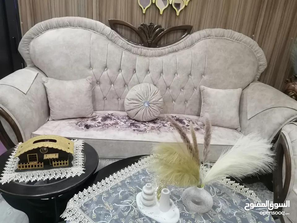 طقم كنب خشب زان تفصيل..7مقاعد او 9 مقاعد  لون بيج مورد شكله جميل جدآ والخشب لون بني..