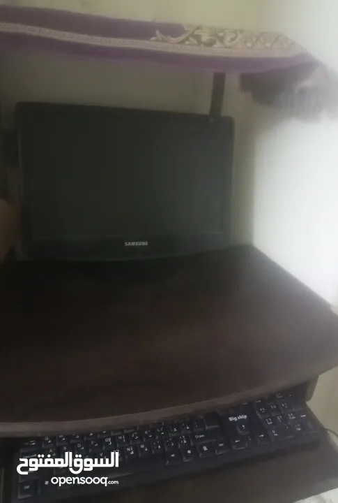 كمبيوتر للبيع مع طاوله