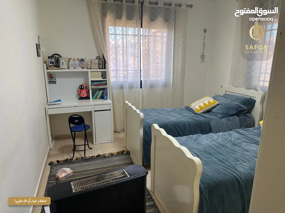 شقة شبه أرضية مع ساحة خارجية واطلالة للبيع في الارسال