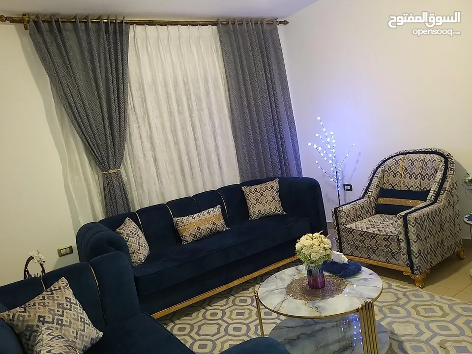 أثاث نظيف ( غرفة نوم ، غرفة جلوس ، غرفة ضيوف مع سفره ) شبه جديد