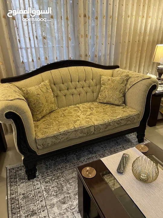 طقم كنب ضيوف خشب زان بحالة جيدة