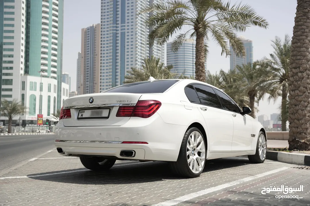 للبيع BMW 750 Li 2015 خليجي فل كامل (4 أزرار) بحالة ممتازة