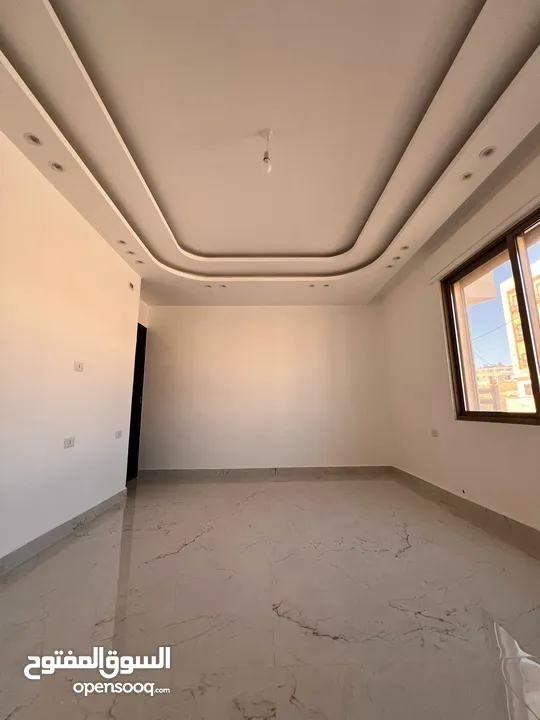 شقة ارضية معلقة مميزة على شارعين  بالبنيات  بتشطيب ومواصفات مميزه جدا عن باقي الشقق للبيع المستعجل