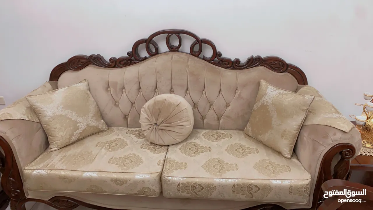 طقم كنب استعمال خفيف خشب ممتاز غير مهلوك ابدا ولا فيه اي خشط
