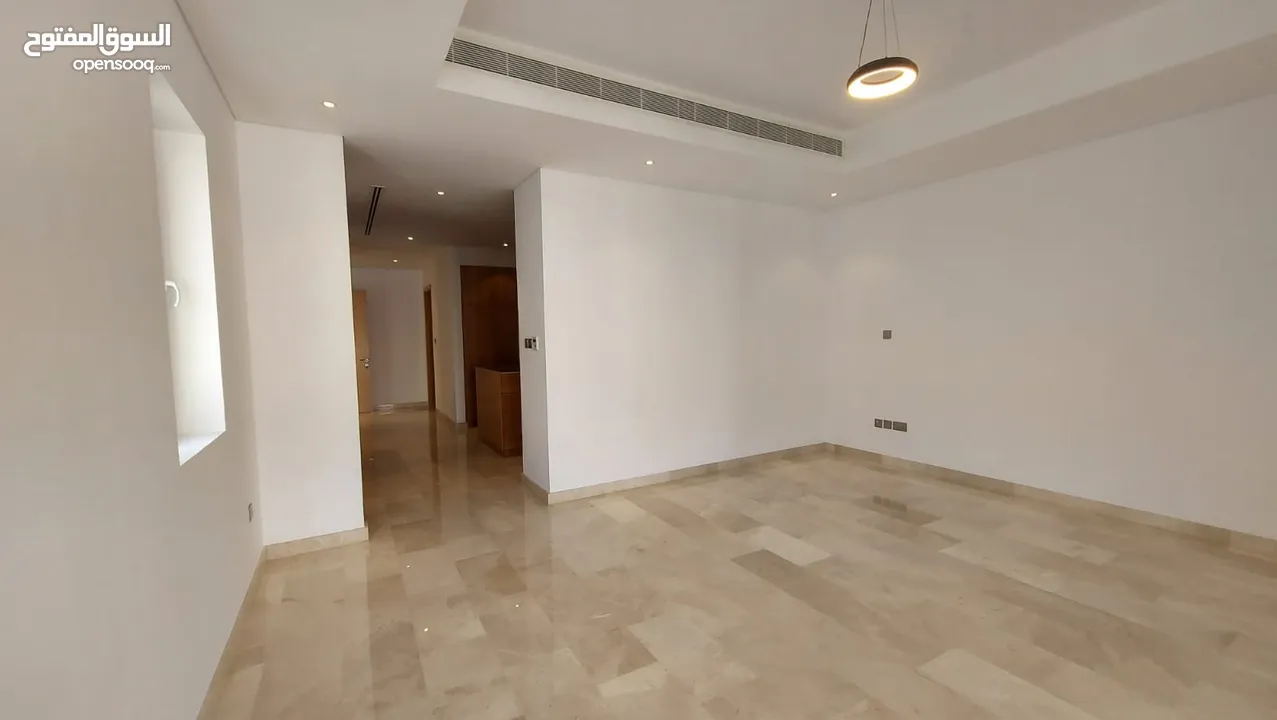 5 Bedrooms Semi-Furnished Villa with Pool for Rent in Qurum REF:1067AR