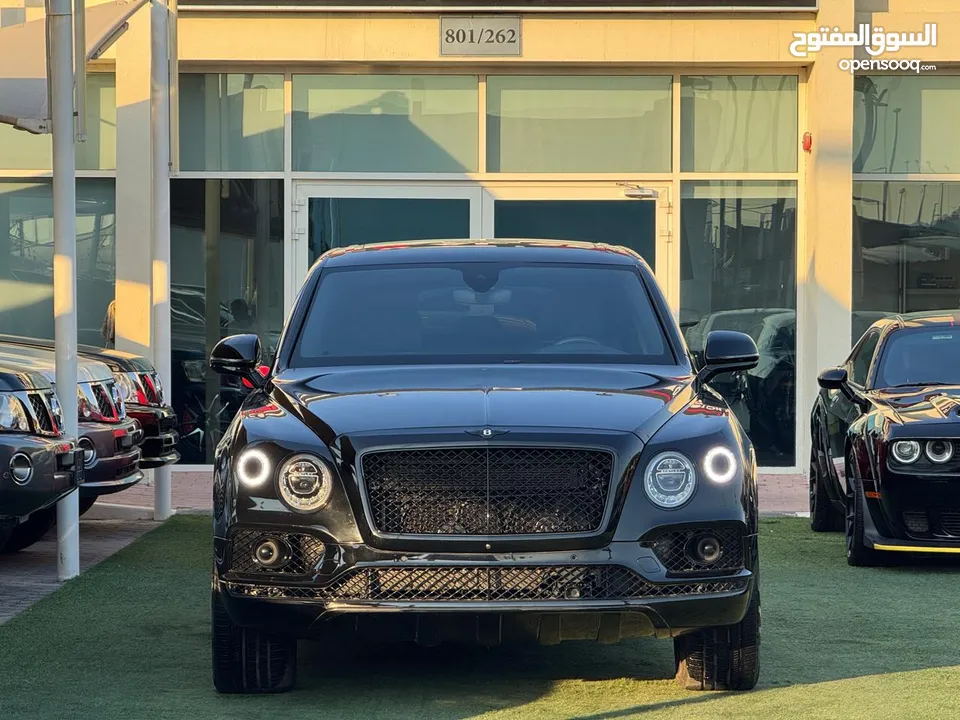 BENTLEY BENTAYGA SIGNATURE  GCC 2017 service history  V12 full option  Original paint  Zero accident