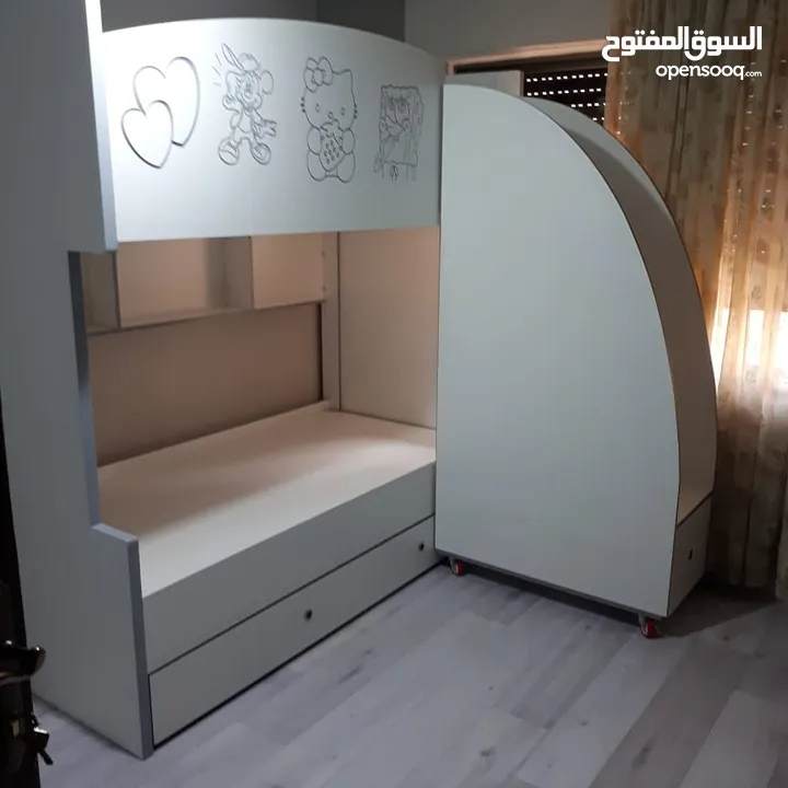 تخت طابقين ثلاثي مكفول 5 سنوات بحمل 150 كيلو  الخشب لامنيت مسمك ع خمالتين 3.5 سم