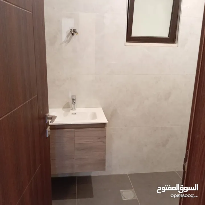 طريق المطار لم تسكن سوبر ديلوكس شقه فارغه للايجار + 240 متر 5 غرف نوم ـ 2 ماستر