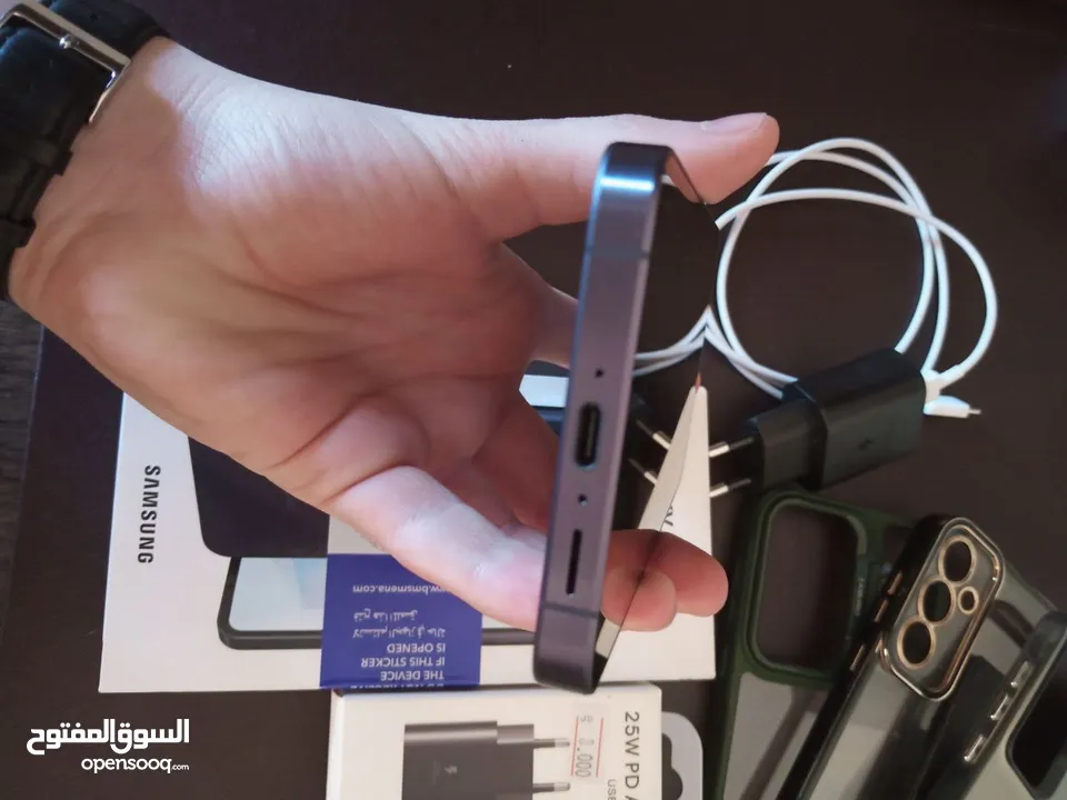 سامسونج A55 مساحة 256 بحالة ممتازة ولا أي خدش مع كامل أغراضه وسلك الشاحن الأصلي