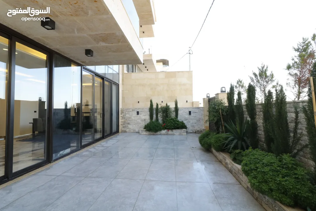 شقة ارضية مودرن مواصفات خاصة للبيع في منطقة الظهير خلف مدارس الخمائل حوض الطبقة على رأس تلة