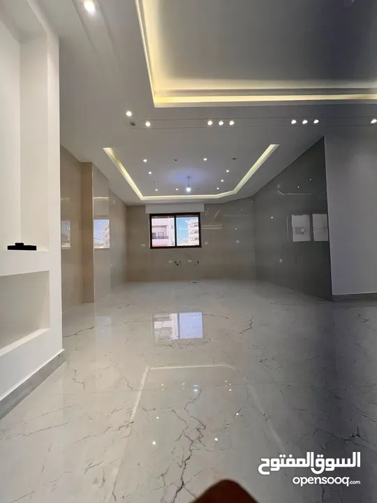شقة ارضية معلقة مميزة على شارعين  بالبنيات  بتشطيب ومواصفات مميزه جدا عن باقي الشقق للبيع المستعجل