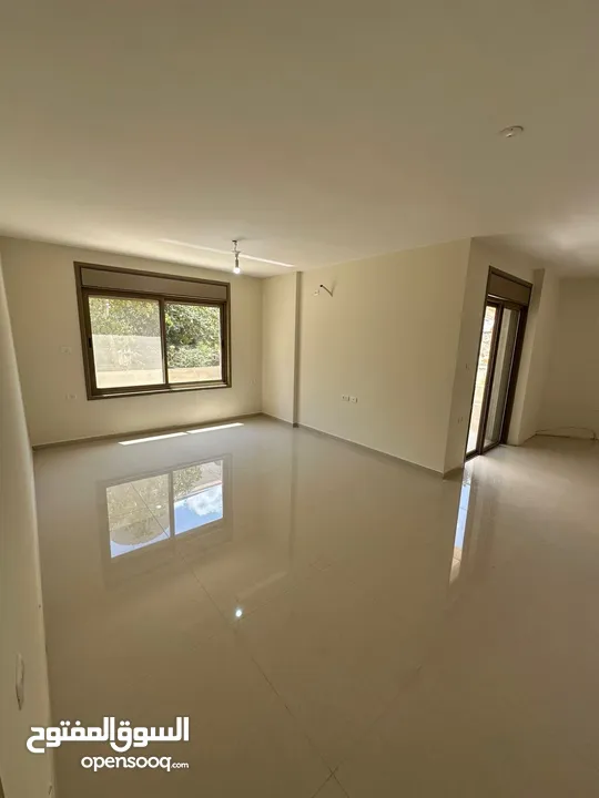 ثلاث غرف غير مفروشة للإيجار
