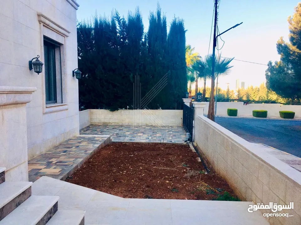 فيلا مستقلة و مميزة للبيع في عبدون مع مسبح خاص و حديقة