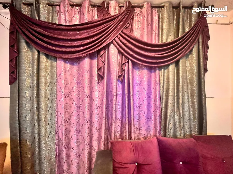 اثاث مستعمل بحالة جيدة (طقم كنب/ طاولة سفرة/ مزنون/ طاولة وسط/ براويز/ برداي)