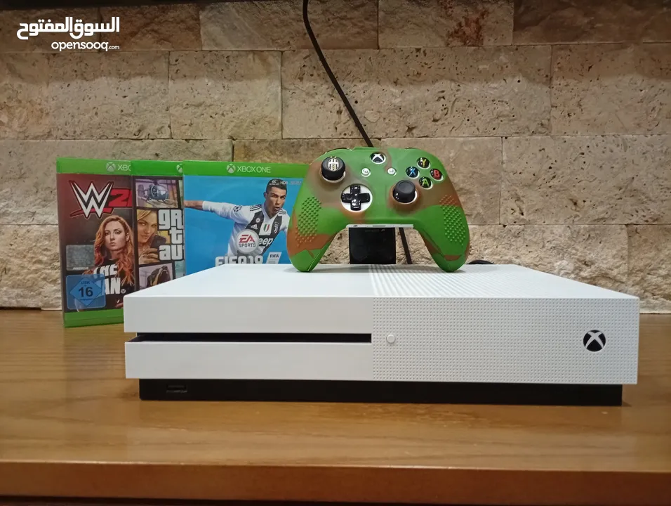 Xbox one s مع سيديات وكفر لليد