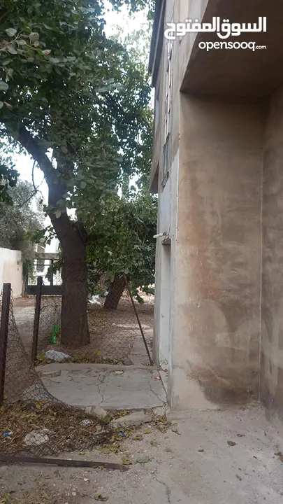 مبنى مكون من طابقين على قطعة ارض