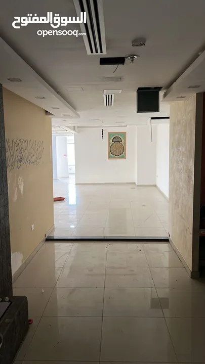 مكتب تجاري فاخر جدا للبيع في أفضل  مواقع شارع زهران قرب الدوار الثامن،، للبيع وبموقع حيوي جدا