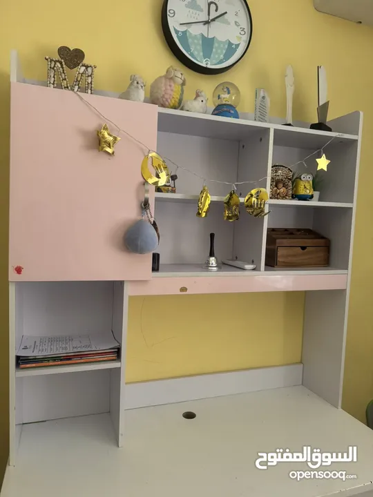 مكتب مع كرسي بحالة ممتازة للبيع