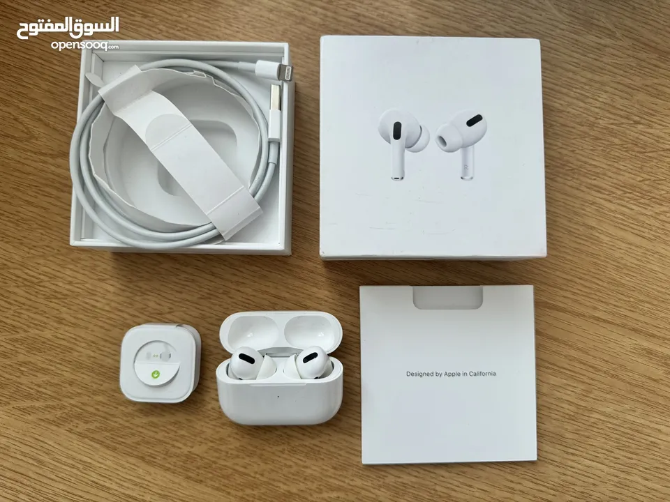 Apple AirPods Pro with Wireless Charging Case and Original EarTips ( only right earbud is working )